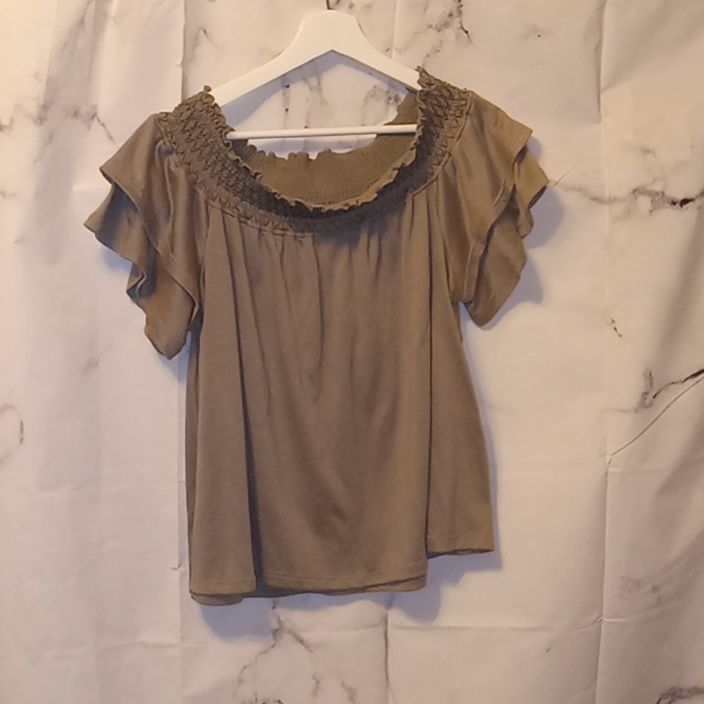 Massini army green top Lg 💖💖💖💖